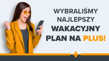 Uśmiechnięta kobieta w żółtej marynarce trzyma telefon i cieszy się z wiadomości o najlepszym wakacyjnym planie PLUS