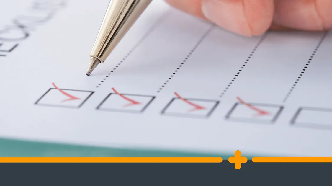 Zbliżenie na listę kontrolną z odhaczonymi punktami